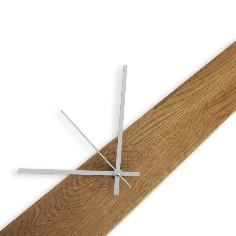 Minimalista falióra fa talppal és kontrasztos mutatókkal.