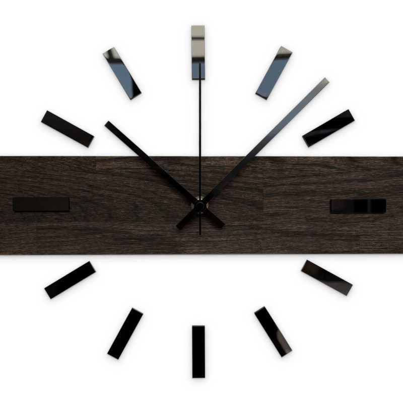 Elegáns, fából készült falióra minimalista motívummal.