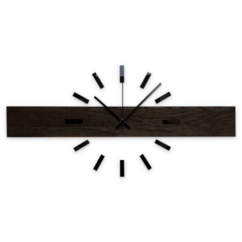 Elegáns, fából készült falióra minimalista motívummal.