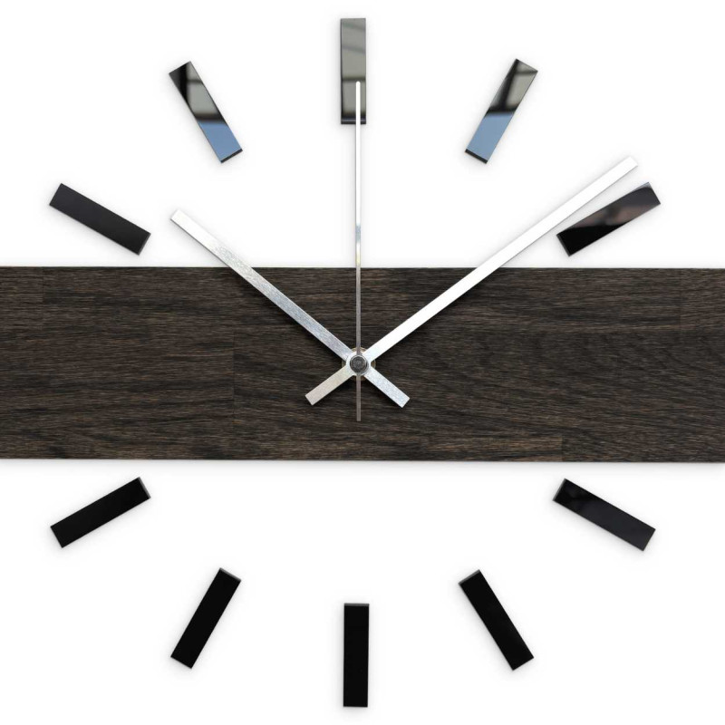 Elegáns, fából készült falióra minimalista motívummal.