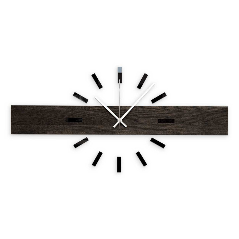 Elegáns, fából készült falióra minimalista motívummal.