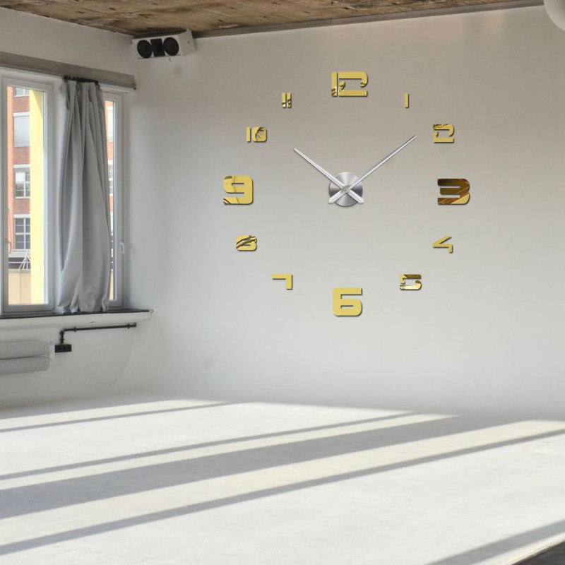 Elegáns plexiüvegből készült óra, állítható átmérővel akár 130 cm-ig.