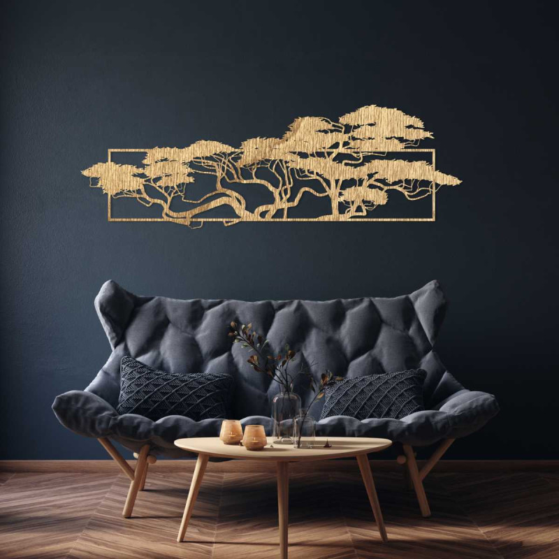 Elegáns faragott motívummal díszített, fából készült falióra, amely alkalmas a nappaliba.