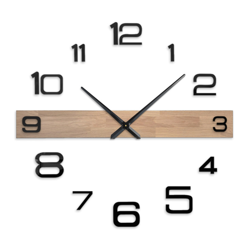 Luxus fa falióra minimalista dizájnnal és kontrasztos számokkal.