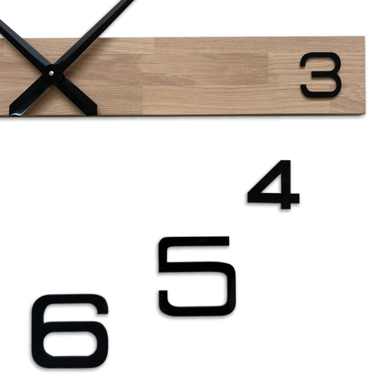 Luxus fa falióra minimalista dizájnnal és kontrasztos számokkal.