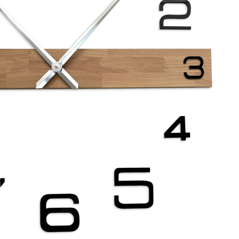 Luxus fa falióra minimalista dizájnnal és kontrasztos számokkal.