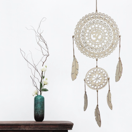 Fából készült álomfogó OM mandalával, természetes dekoráció a nappaliba, hálószobába vagy akár spirituális ajándékként is.