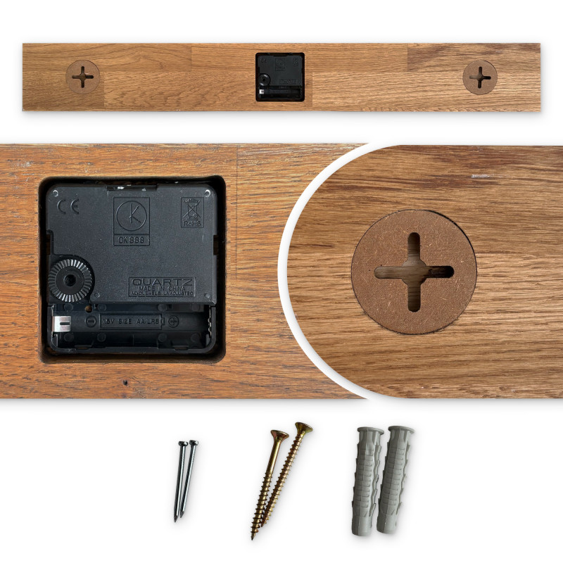 Nappaliba illő, vízszintes fa elemmel és fekete arab számokkal ellátott faóra.