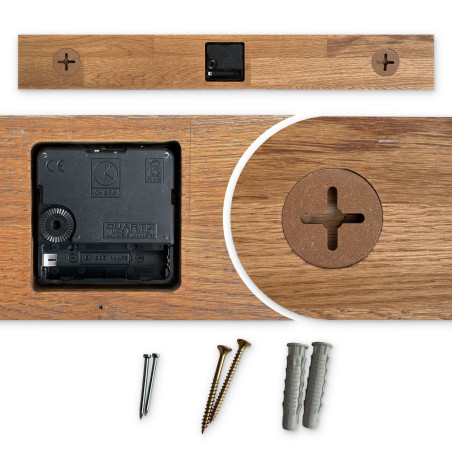 Nappaliba illő, vízszintes fa elemmel és fekete arab számokkal ellátott faóra.