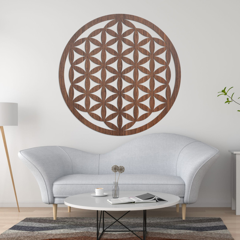 Elegáns, faragott, fából készült mandala a falon