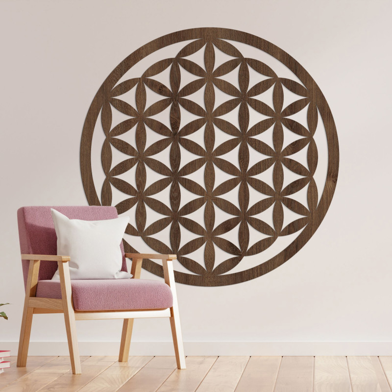 Elegáns, faragott, fából készült mandala a falon