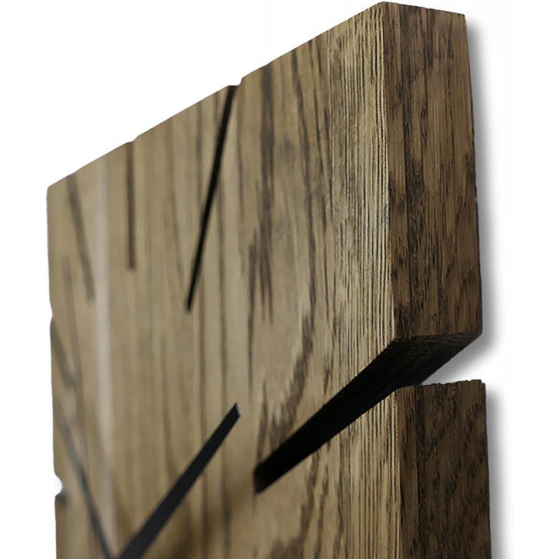 tölgyfából készült falióra.