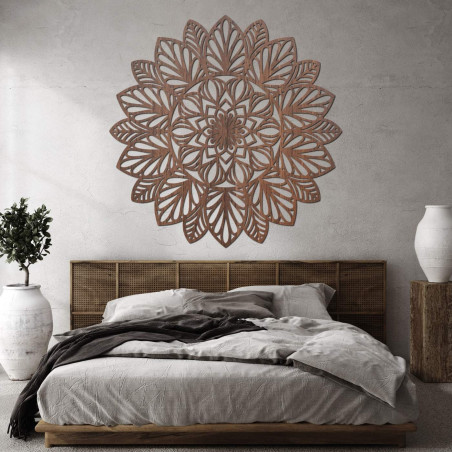 Egy finoman faragott mandala a falon, mint a modern belső tér domináns eleme.