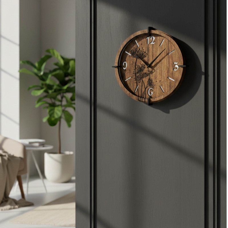 Gravírozott pitypang részlete egy diófa díszítésű faórán.