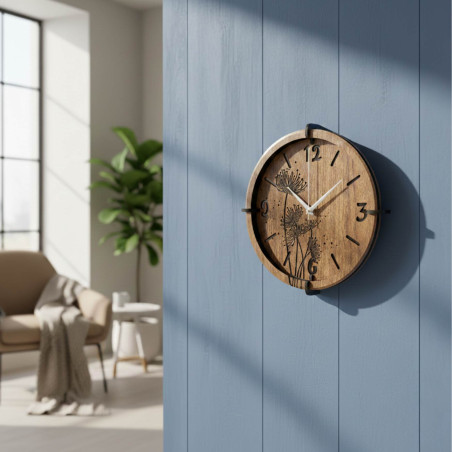 Gravírozott pitypang részlete egy diófa díszítésű faórán.