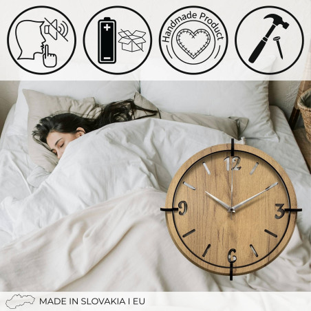 Elegáns falióra natúr tölgyfa stílusban, fekete mutatókkal.