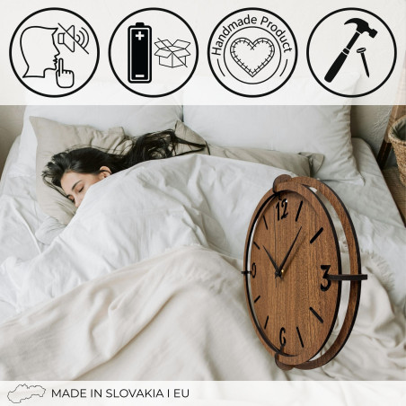 Elegáns, diófából készült falióra jellegzetes számokkal modern enteriőrbe