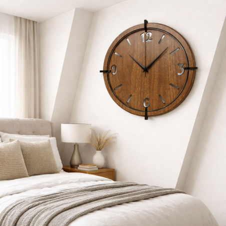 Elegáns, diófából készült falióra jellegzetes számokkal modern enteriőrbe