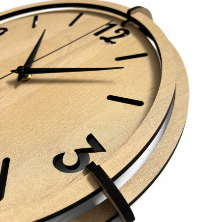 Modern fa falióra műanyag 3D-s számokkal és jellegzetes kerettel, natúr mintával.