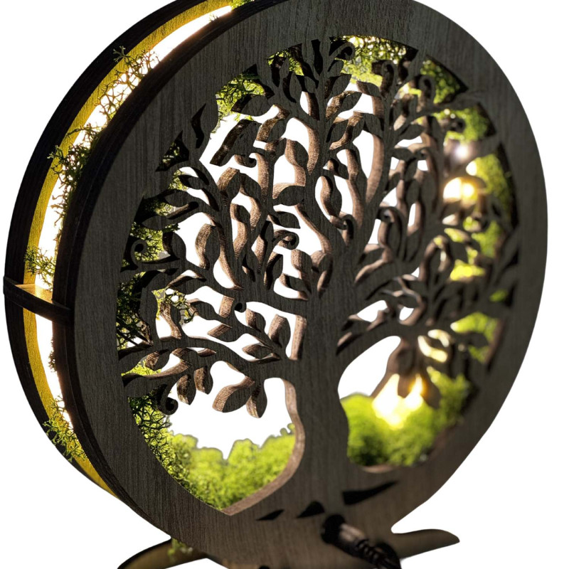 Közeli kép egy hátulról megvilágított, mohával körülvett, fából készült Életfáról.