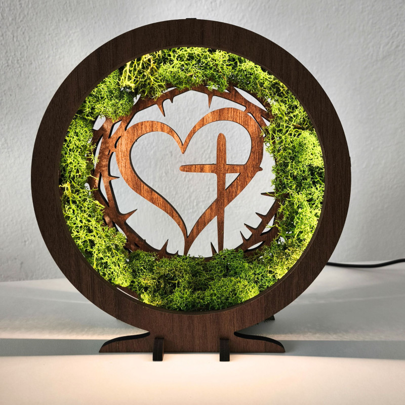 Stílusos dekoráció spirituális motívummal. Elegáns diófa dekorációjú mohás LED lámpa.