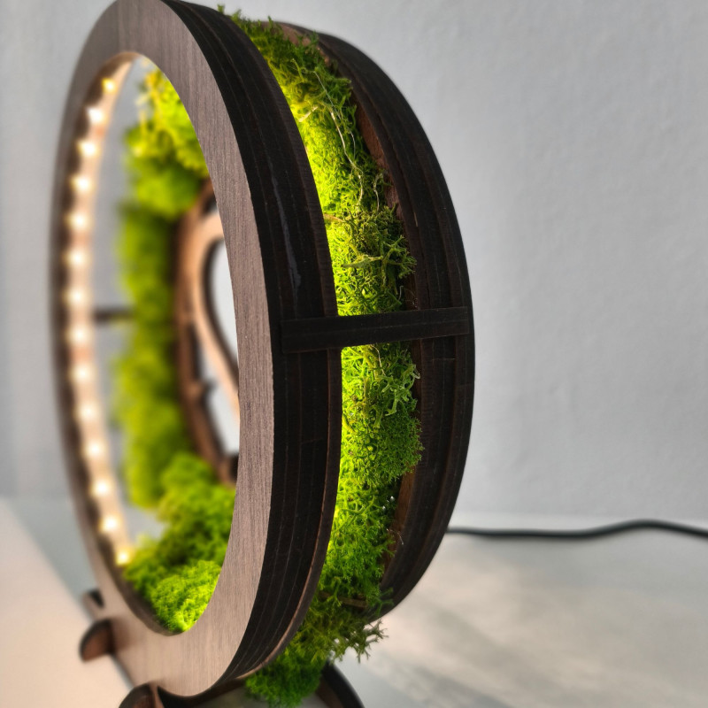 Fa LED lámpa szívvel és kereszttel. Természetes moha és meleg fény otthonába.