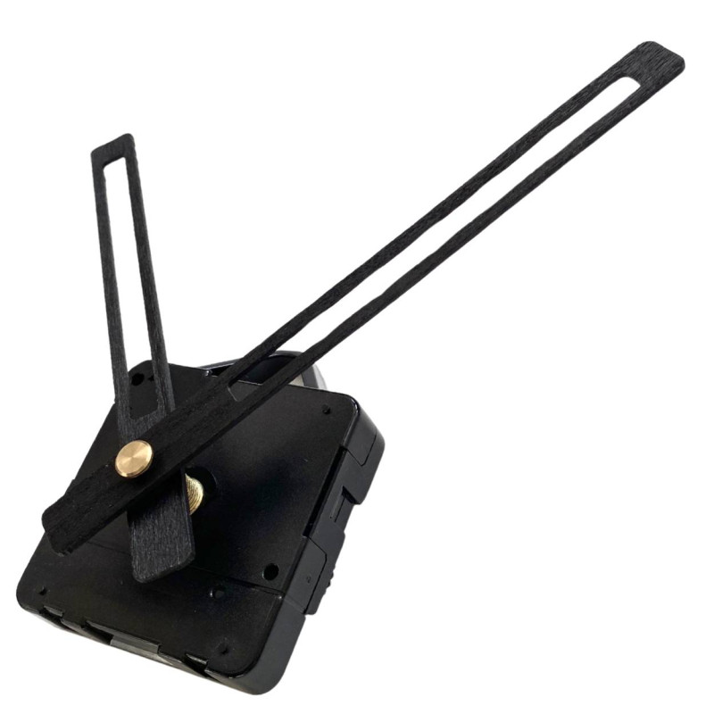 Csendes fekete óramutatók egy stílusos és elegáns faliórához.