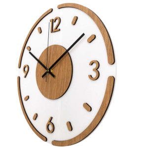 Elegáns fehér óra fa részletekkel és fém ezüst mutatókkal. 2
