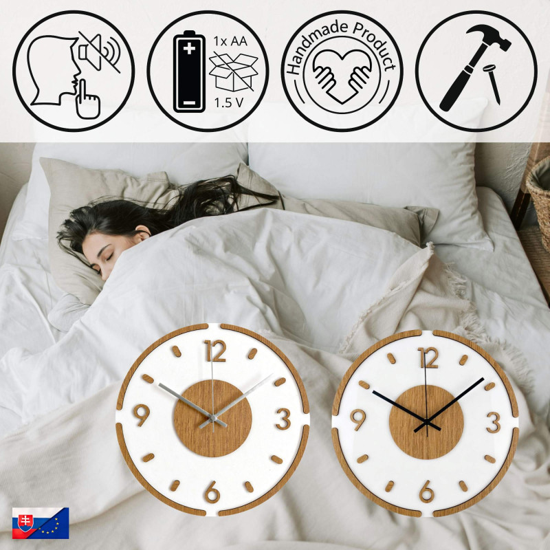 Elegáns fehér óra fa részletekkel és fém ezüst mutatókkal.