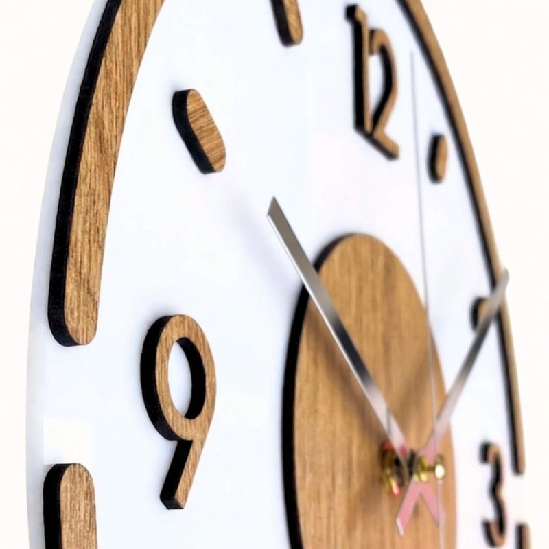 Csendes falióra: fehér számlap, fa számok, ezüst mutatók.