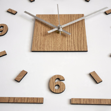 HDF-ből készült, tölgyfa mintás és fehér plexiüvegből készült dizájner falióra