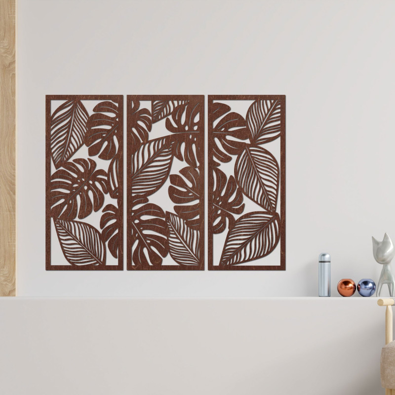 Modern faldekoráció: három panel monstera levelek kivágásaival.
