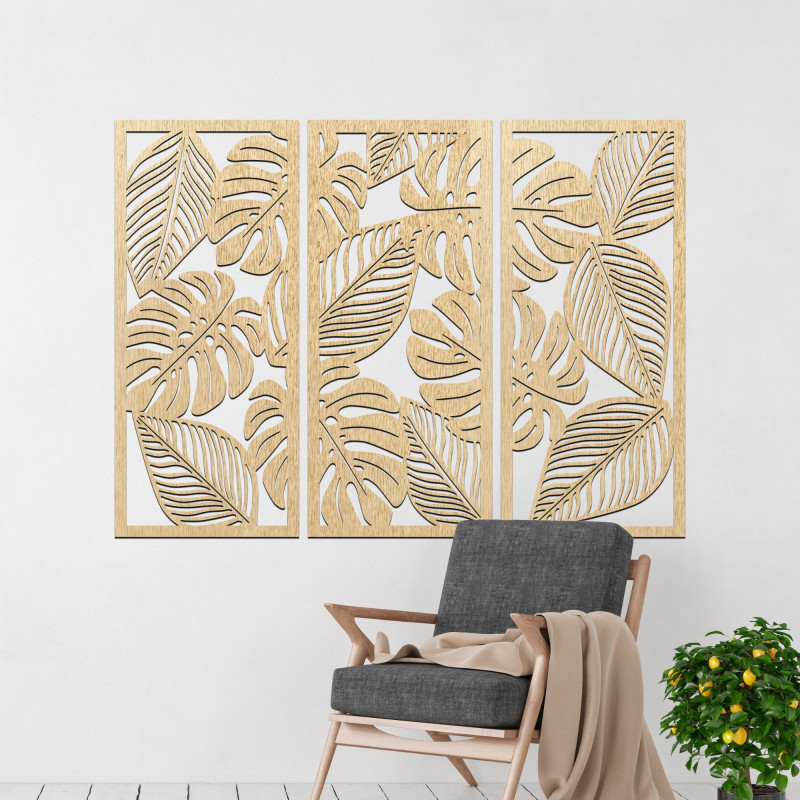 Modern faldekoráció: három panel monstera levelek kivágásaival.