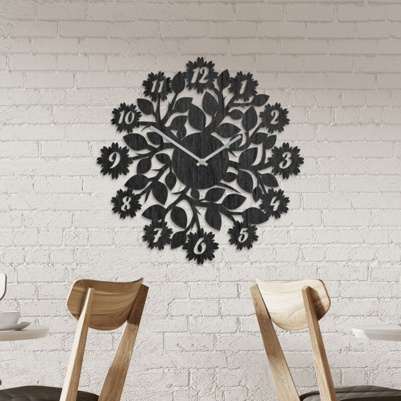 Elegáns, csendes működésű, fából készült óra finom virágmotívummal.