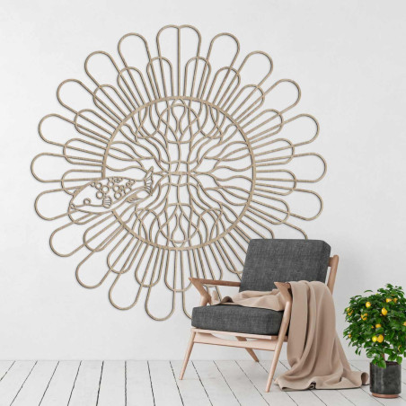 Fekete fa mandala halakkal egy fehér falon egy modern lakásban