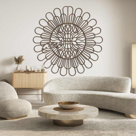 Fekete fa mandala halakkal egy fehér falon egy modern lakásban