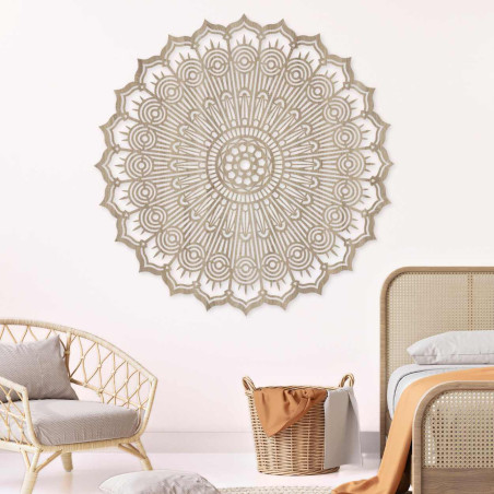 Barna faragott mandala, kör alakú fa panel. Geometrikus művészet és lakberendezési tárgy.