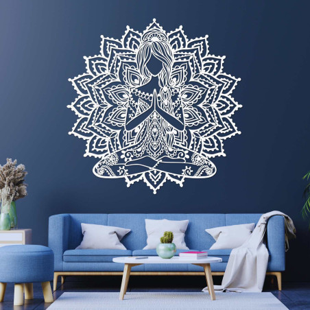 Fából készült mandala jóga nő a falon - modern dekoráció egy békés belső térhez.