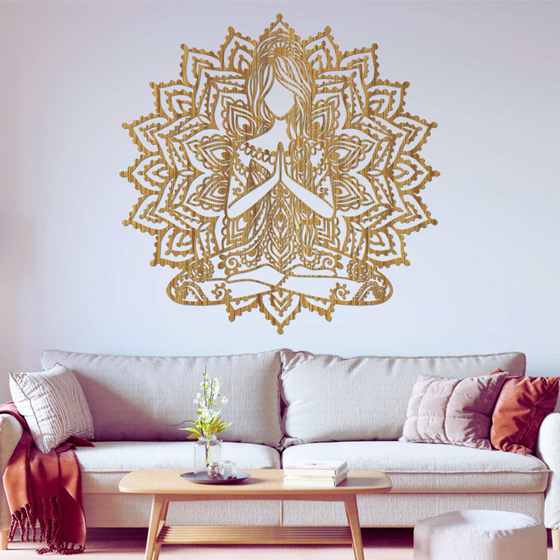 Mandala egy jóga nővel fából - harmonikus dekoráció egy modern otthonba.