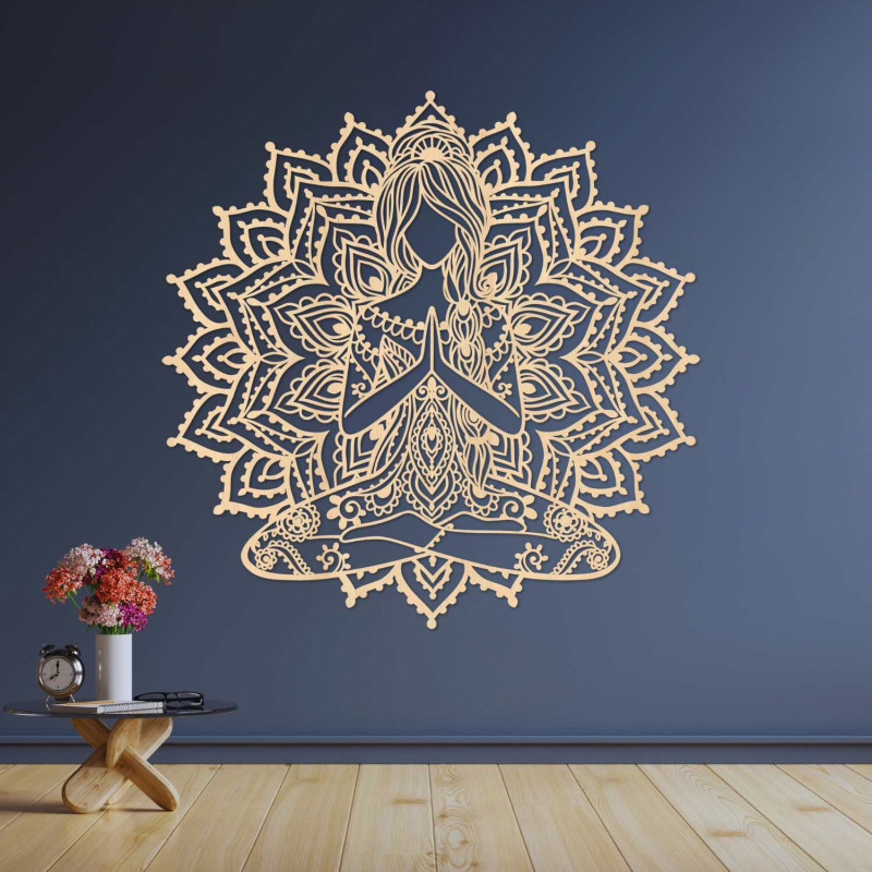 Mandala egy jóga nővel fából - harmonikus dekoráció egy modern otthonba.