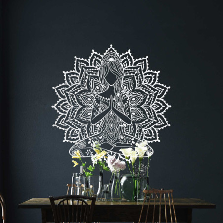 Designer fa mandala jóga motívummal - 3D faldekoráció a nappaliba harmonikus hatással.