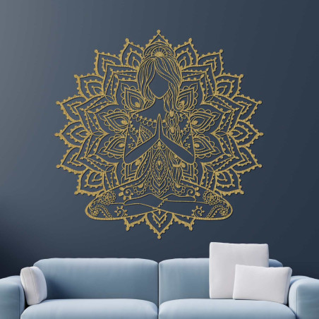 Elegáns, fából készült mandala jóga nő a falon - stílusos kiegészítője a nappalinak a modern dizájn és az egyensúly jegyében.