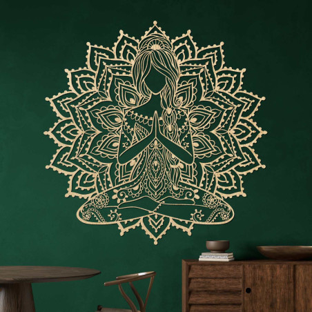 Elegáns, fából készült mandala jóga nő a falon - stílusos kiegészítője a nappalinak a modern dizájn és az egyensúly jegyében.