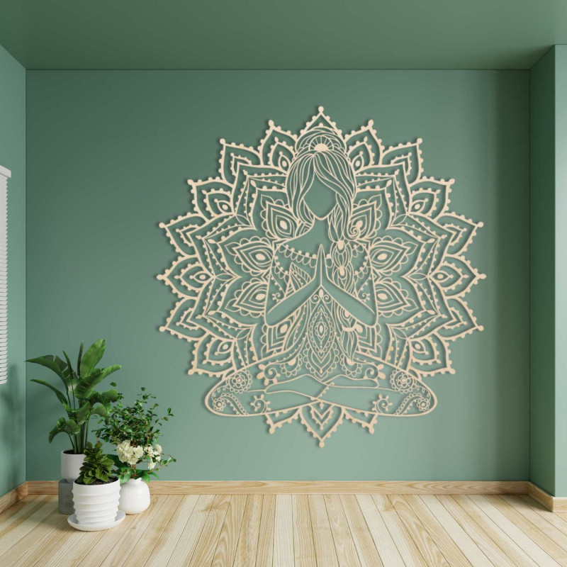 Elegáns, fából készült mandala jóga nő a falon - stílusos kiegészítője a nappalinak a modern dizájn és az egyensúly jegyében.