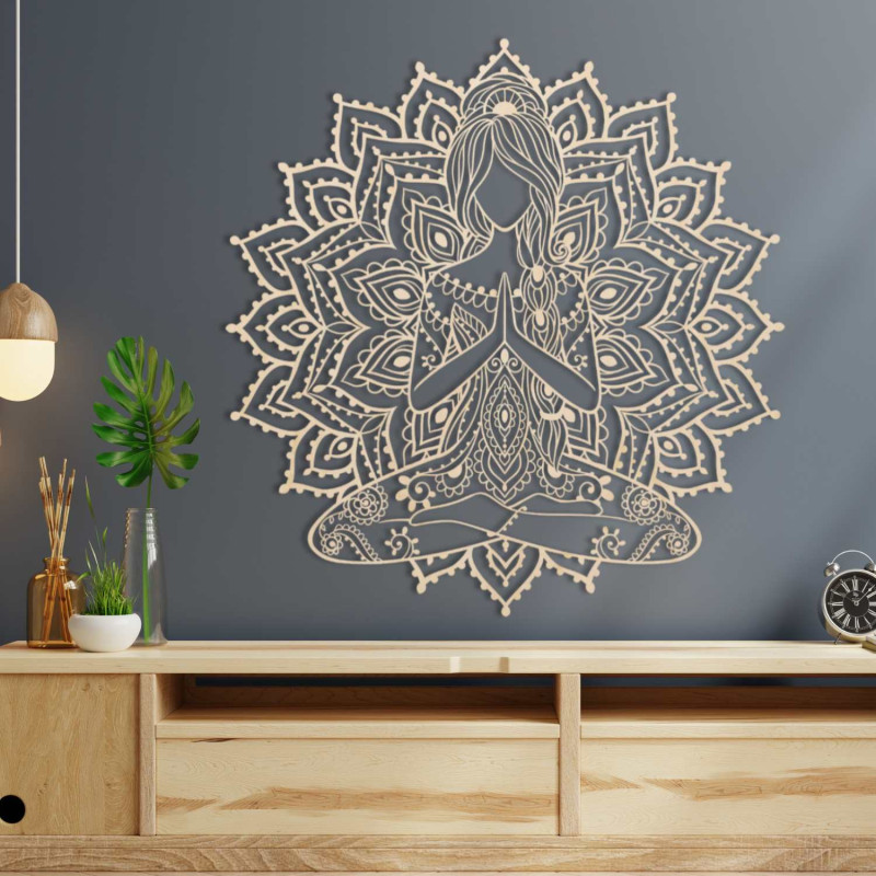 Elegáns, fából készült mandala jóga nő a falon - stílusos kiegészítője a nappalinak a modern dizájn és az egyensúly jegyében.