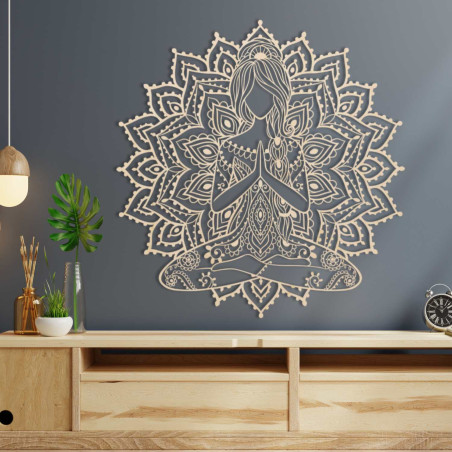 Elegáns, fából készült mandala jóga nő a falon - stílusos kiegészítője a nappalinak a modern dizájn és az egyensúly jegyében.