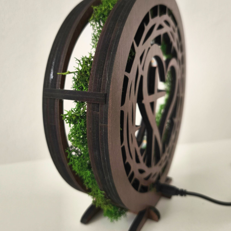Modern, 3D motívummal és élő mohával díszített lámpa. Szlovákiában kézzel készített, az Ön otthonába.