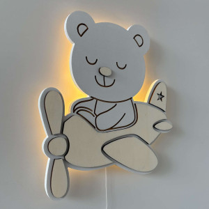 A repülőben elhelyezett LED gyereklámpa, a Teddy Bear, biztonságos világítást, minőségi kidolgozást és stílusos dizájnt ötvöz.
