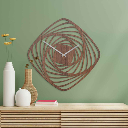 Stílusos faóra arany tölgyfa dekorációval és lézerrel vágott geometrikus mintával.