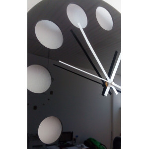 Modern műanyag falióra. Saját gyártású, X-momo 2